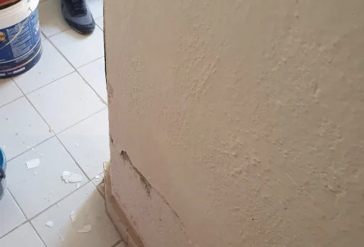 Bau- und Reparaturarbeiten an einem Duschraum in einem Haus in Balchik