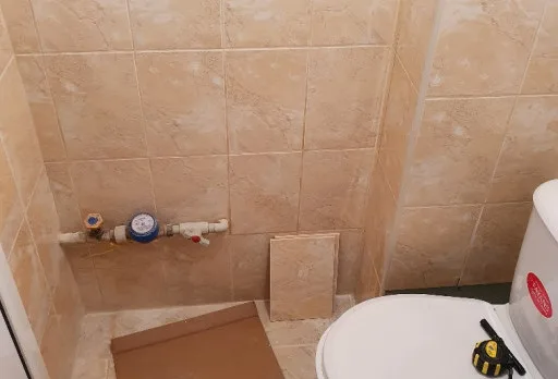 Bau- und Reparaturarbeiten an einem Duschraum in einem Haus in Balchik