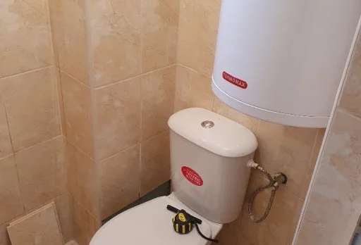 Bau- und Reparaturarbeiten an einem Duschraum in einem Haus in Balchik