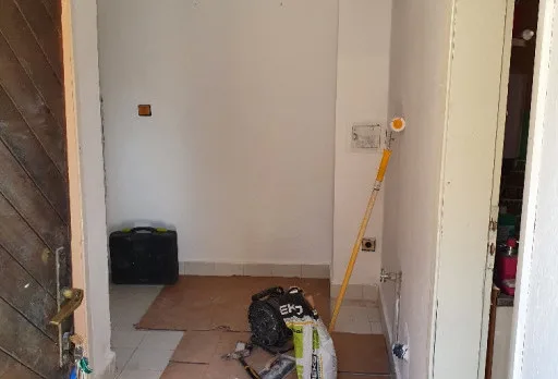 Bau- und Reparaturarbeiten an einem Duschraum in einem Haus in Balchik