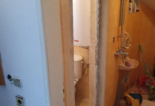 Bau- und Reparaturarbeiten an einem Duschraum in einem Haus in Balchik