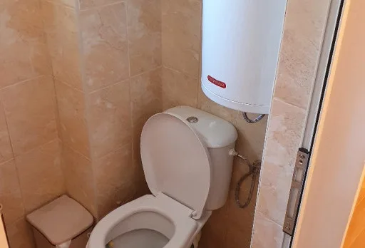 Bau- und Reparaturarbeiten an einem Duschraum in einem Haus in Balchik
