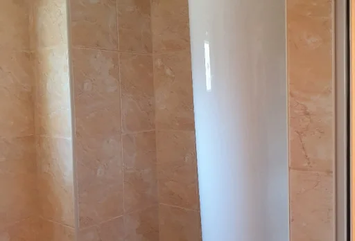 Bau- und Reparaturarbeiten an einem Duschraum in einem Haus in Balchik