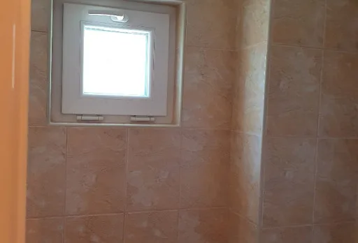 Bau- und Reparaturarbeiten an einem Duschraum in einem Haus in Balchik
