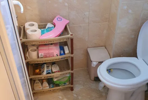 Bau- und Reparaturarbeiten an einem Duschraum in einem Haus in Balchik