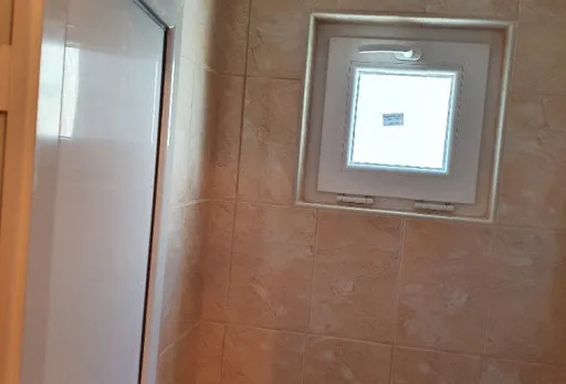 Bau- und Reparaturarbeiten an einem Duschraum in einem Haus in Balchik