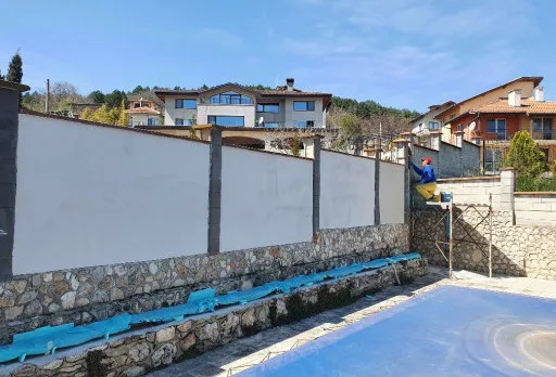 Wasserdichte Isolierung einer Wand im Dorf Rogachevo