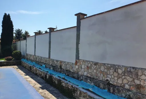 Wasserdichte Isolierung einer Wand im Dorf Rogachevo