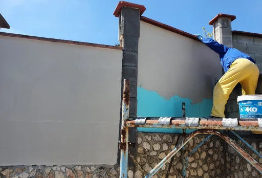 Wasserdichte Isolierung einer Wand im Dorf Rogachevo