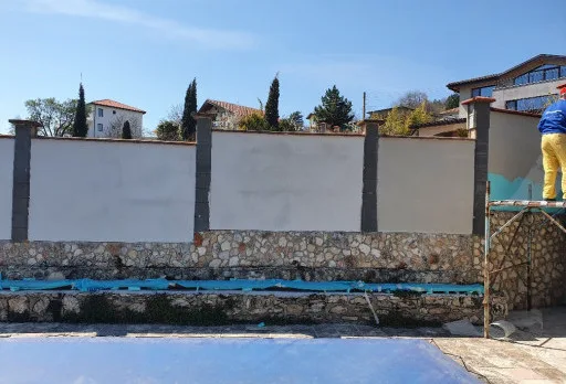Wasserdichte Isolierung einer Wand im Dorf Rogachevo