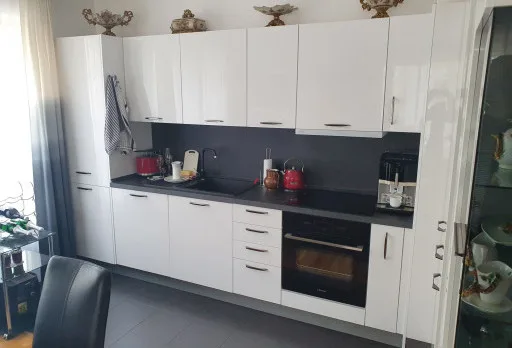 Einbau von Küchenböden in einer Wohnung in St. Constantine und Helena