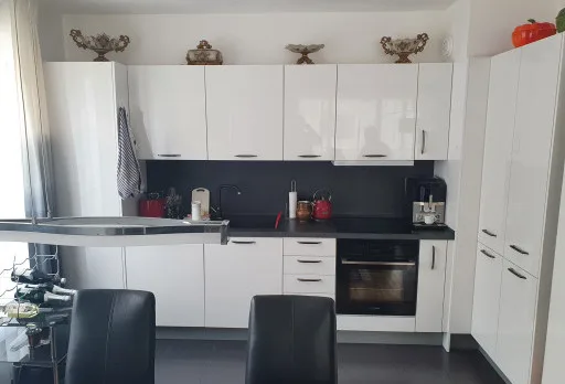 Einbau von Küchenböden in einer Wohnung in St. Constantine und Helena