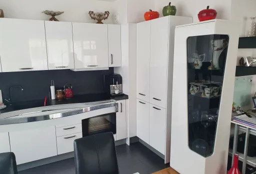 Einbau von Küchenböden in einer Wohnung in St. Constantine und Helena