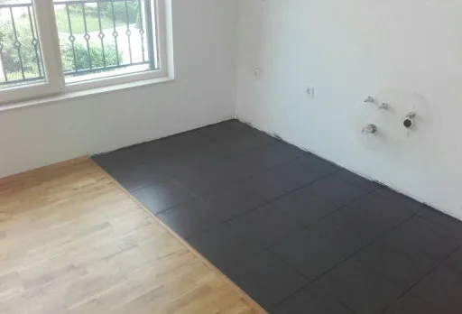 Einbau von Küchenböden in einer Wohnung in St. Constantine und Helena