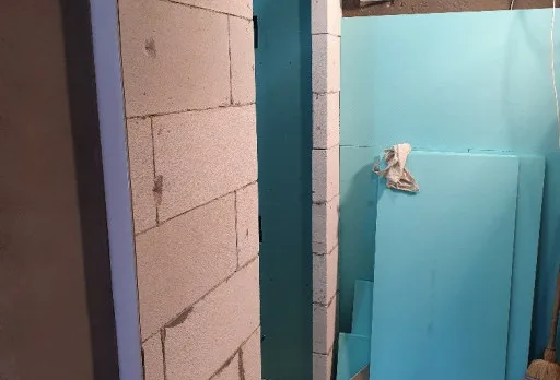 Reparaturarbeiten im Duschraum einer Wohnung in Varna