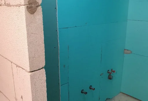 Reparaturarbeiten im Duschraum einer Wohnung in Varna