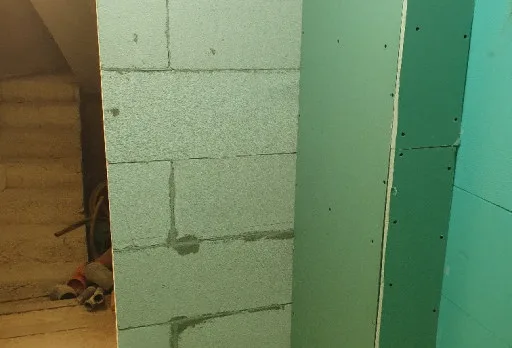 Reparaturarbeiten im Duschraum einer Wohnung in Varna