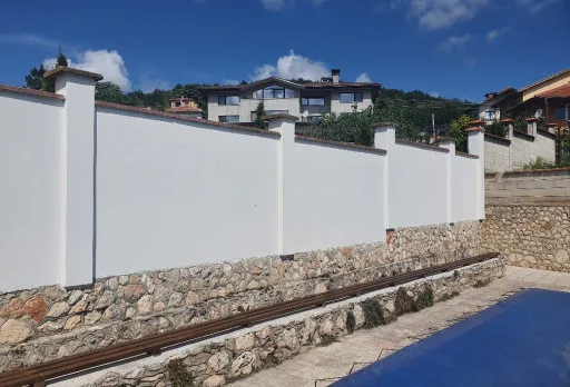 Wasserdichte Isolierung einer Wand im Dorf Rogachevo