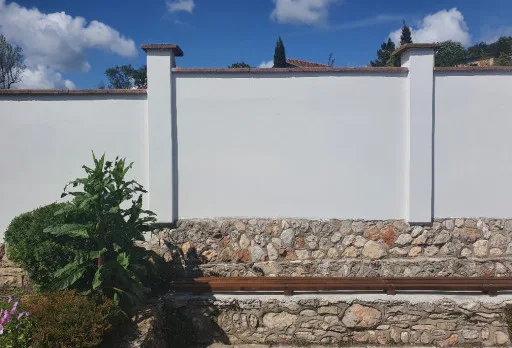 Wasserdichte Isolierung einer Wand im Dorf Rogachevo