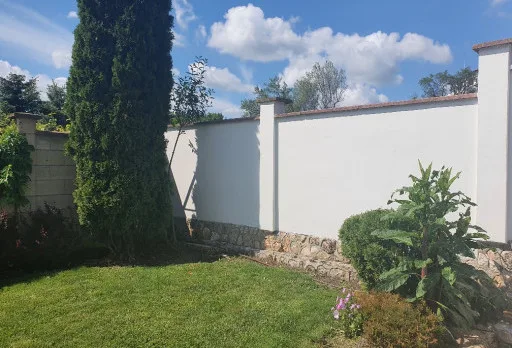 Wasserdichte Isolierung einer Wand im Dorf Rogachevo