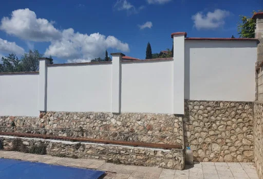 Wasserdichte Isolierung einer Wand im Dorf Rogachevo