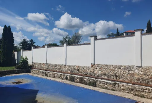 Wasserdichte Isolierung einer Wand im Dorf Rogachevo