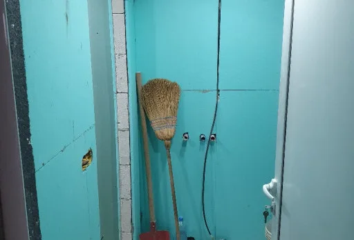 Reparaturarbeiten im Duschraum einer Wohnung in Varna