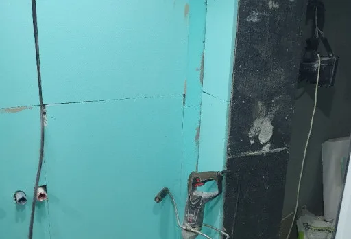 Reparaturarbeiten im Duschraum einer Wohnung in Varna