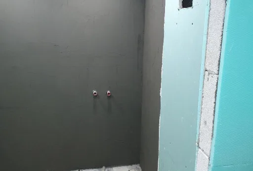 Reparaturarbeiten im Duschraum einer Wohnung in Varna