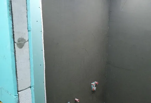 Reparaturarbeiten im Duschraum einer Wohnung in Varna