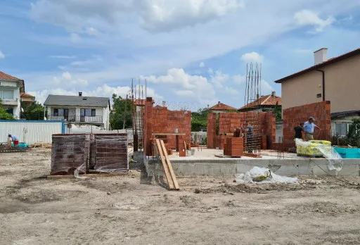 Двуетажна къща с паркомясто – с. Тополи, Варна