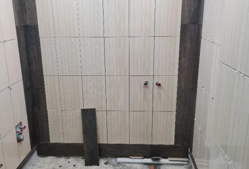 Reparaturarbeiten im Duschraum einer Wohnung in Varna