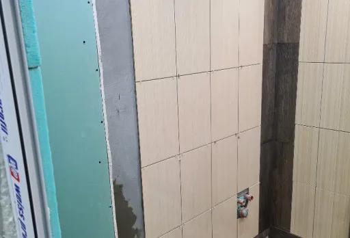 Reparaturarbeiten im Duschraum einer Wohnung in Varna