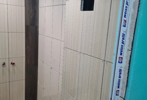 Reparaturarbeiten im Duschraum einer Wohnung in Varna