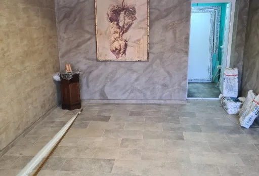 Reparaturarbeiten im Duschraum einer Wohnung in Varna