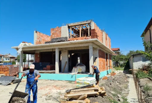 Двуетажна къща с паркомясто – с. Тополи, Варна