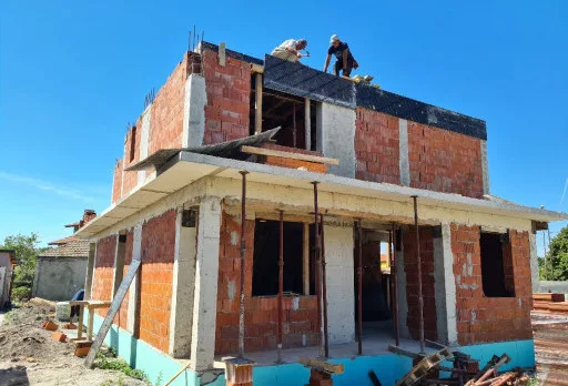 Двуетажна къща с паркомясто – с. Тополи, Варна