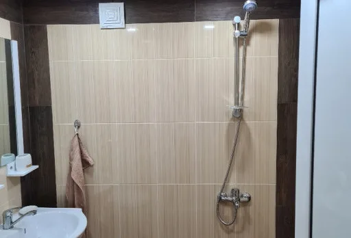 Reparaturarbeiten im Duschraum einer Wohnung in Varna