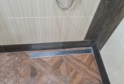 Reparaturarbeiten im Duschraum einer Wohnung in Varna