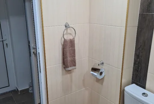 Reparaturarbeiten im Duschraum einer Wohnung in Varna
