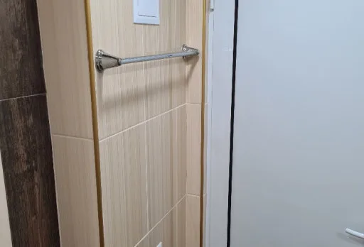 Reparaturarbeiten im Duschraum einer Wohnung in Varna