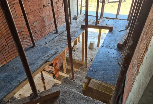 Двуетажна къща с паркомясто – с. Тополи, Варна