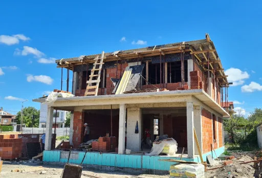 Двуетажна къща с паркомясто – с. Тополи, Варна