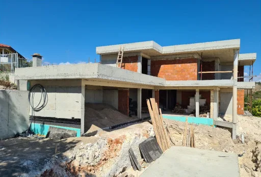 Модерна вила с плосък покрив в Балчик