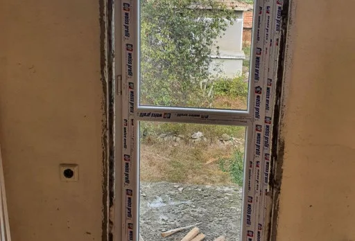 Bau- und Reparaturarbeiten an einem Haus in der Nähe von Dobrich