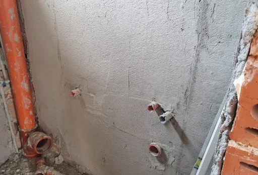 Bau- und Reparaturarbeiten an einem Haus in der Nähe von Dobrich