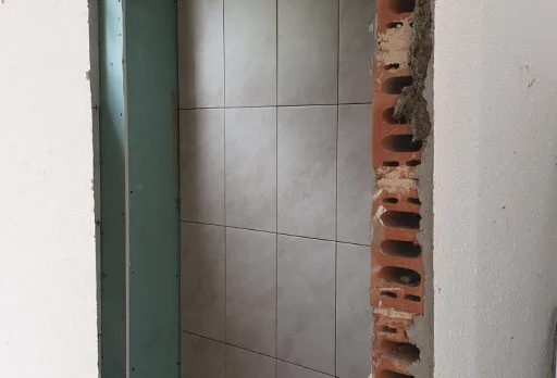 Bau- und Reparaturarbeiten an einem Haus in der Nähe von Dobrich