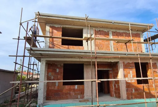 Двуетажна къща с паркомясто – с. Тополи, Варна