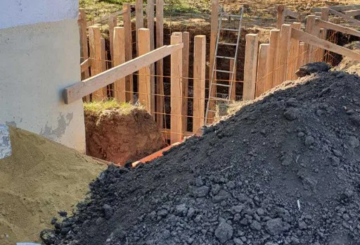 Bau- und Reparaturarbeiten an einem Haus in der Nähe von Dobrich