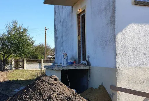 Bau- und Reparaturarbeiten an einem Haus in der Nähe von Dobrich